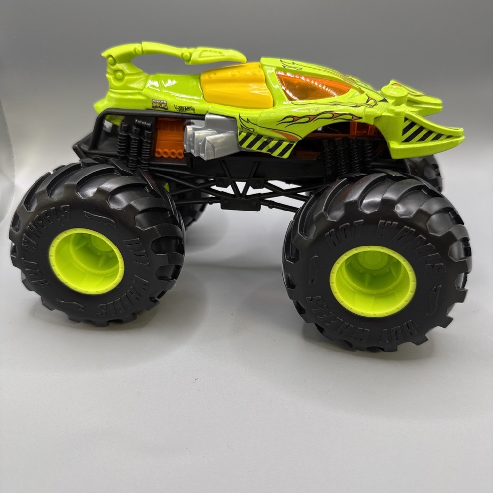 Hot Wheels Scorpedo Monster Truck 1:24 Scale Die-Cast Metal Body Green